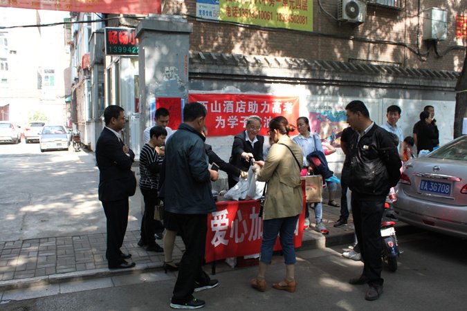 西山酒店组织志愿者们在太原市十中