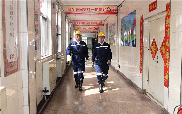 刘海东深入18507瓦斯治理巷掘进工