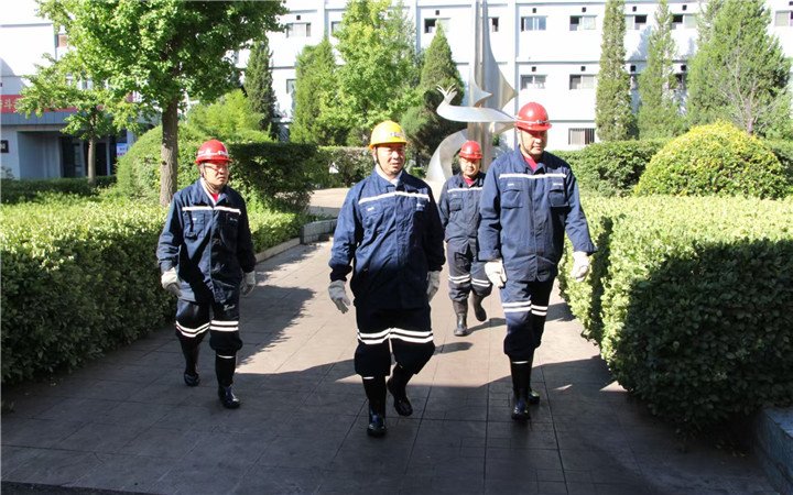 温千峰深入井下综采三队76904工作